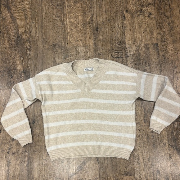 Hollister Beige and White Knit Oversized Sweater - Picture 2 of 10
